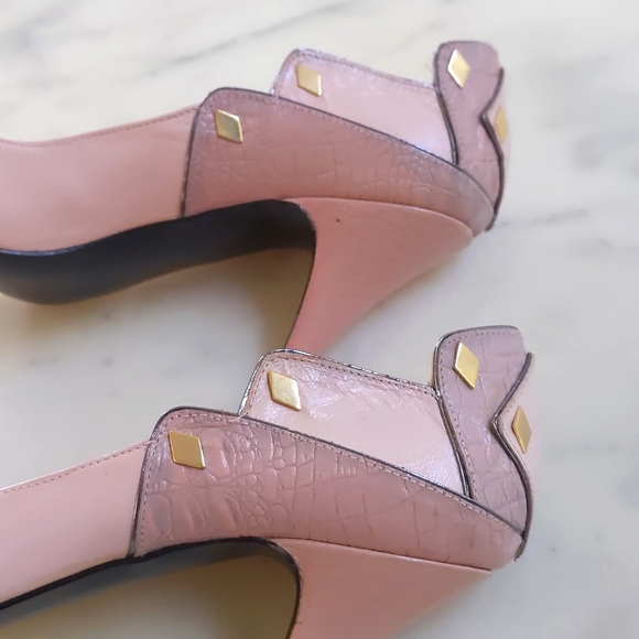 NWOT. Woman's Leather shoes with multi color and gold decorations. - Picture 5 of 6